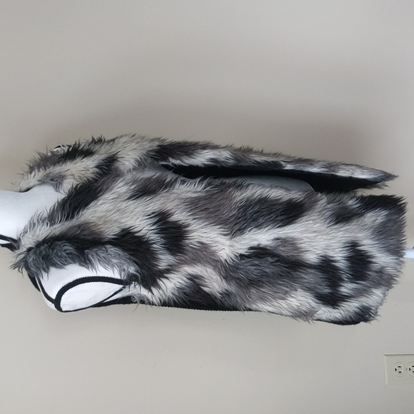 Almost Famous Faux Fur Open Cardigan Sweater Vest M White Black Vegan - Picture 8 of 16